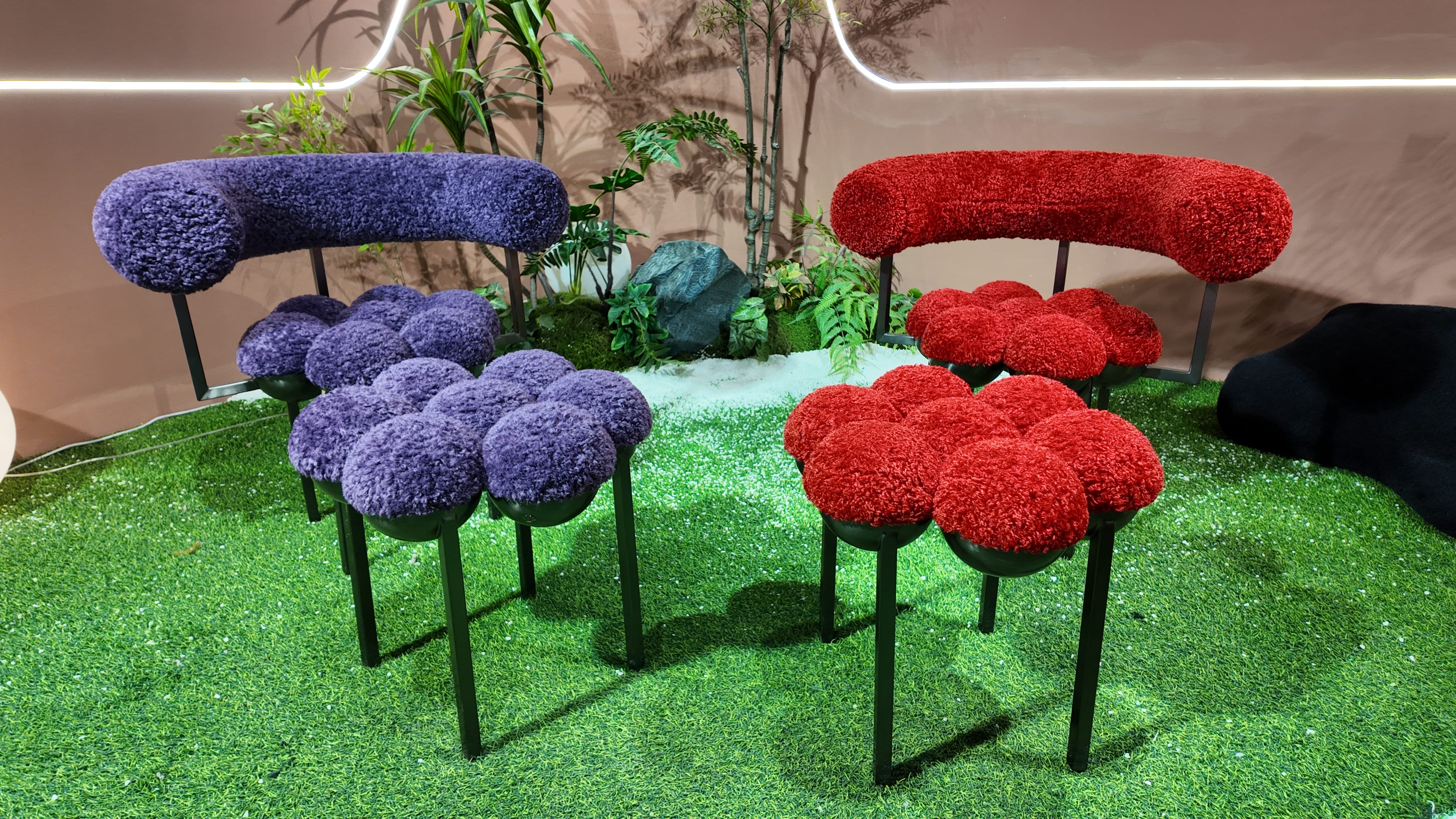 Fauteuil arqué en tissu bouclette rouge – Collection Loop