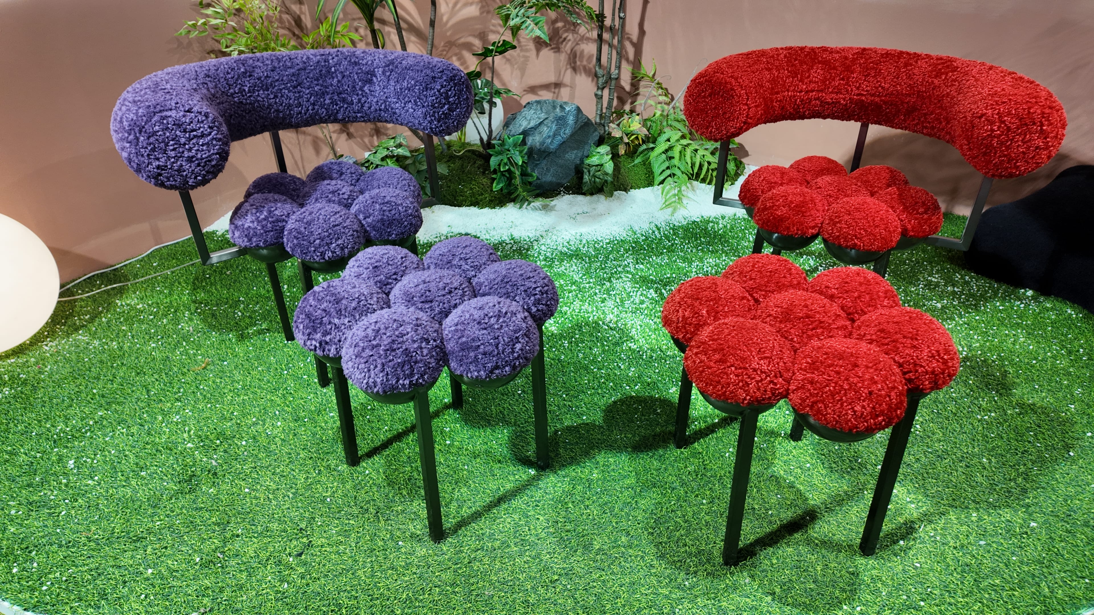 Fauteuil arqué en tissu bouclette rouge – Collection Loop