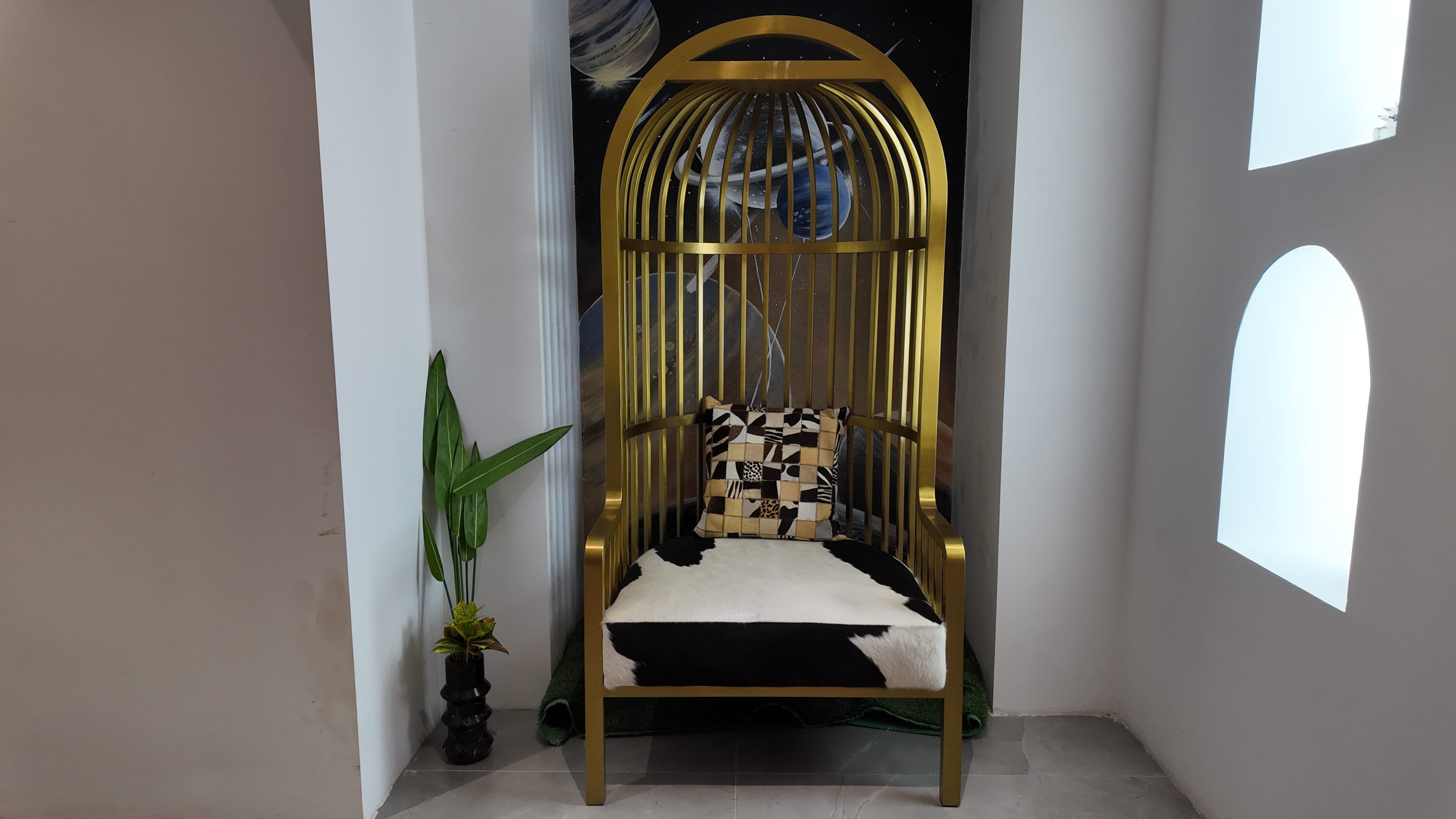 Fauteuil Cage en métal doré et peau de vache – Cage Galactique