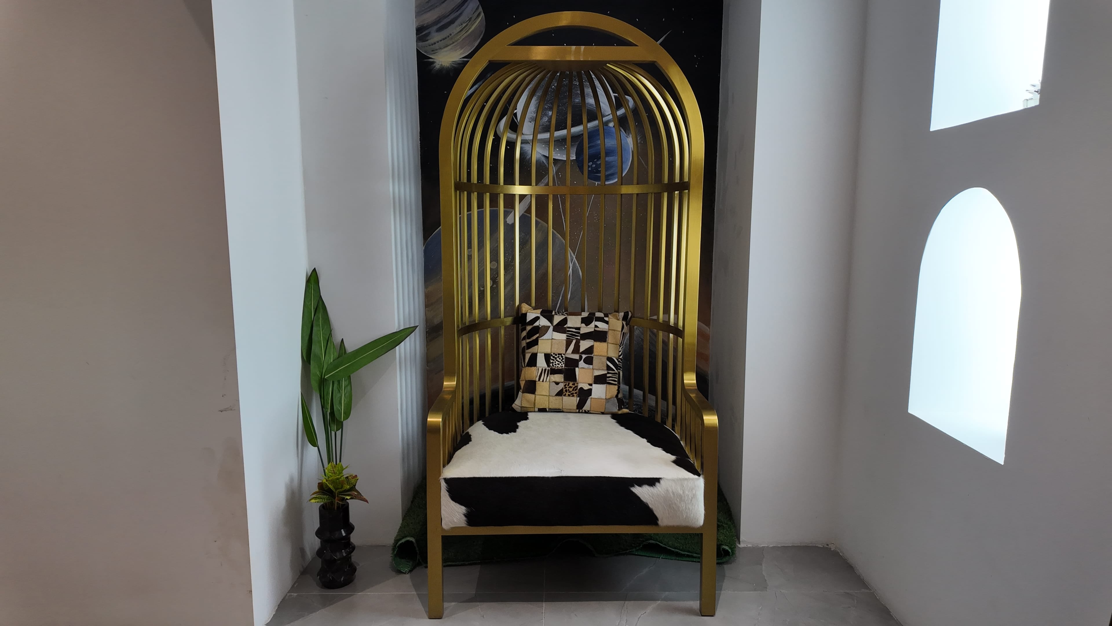 Fauteuil Cage en métal doré et peau de vache – Cage Galactique
