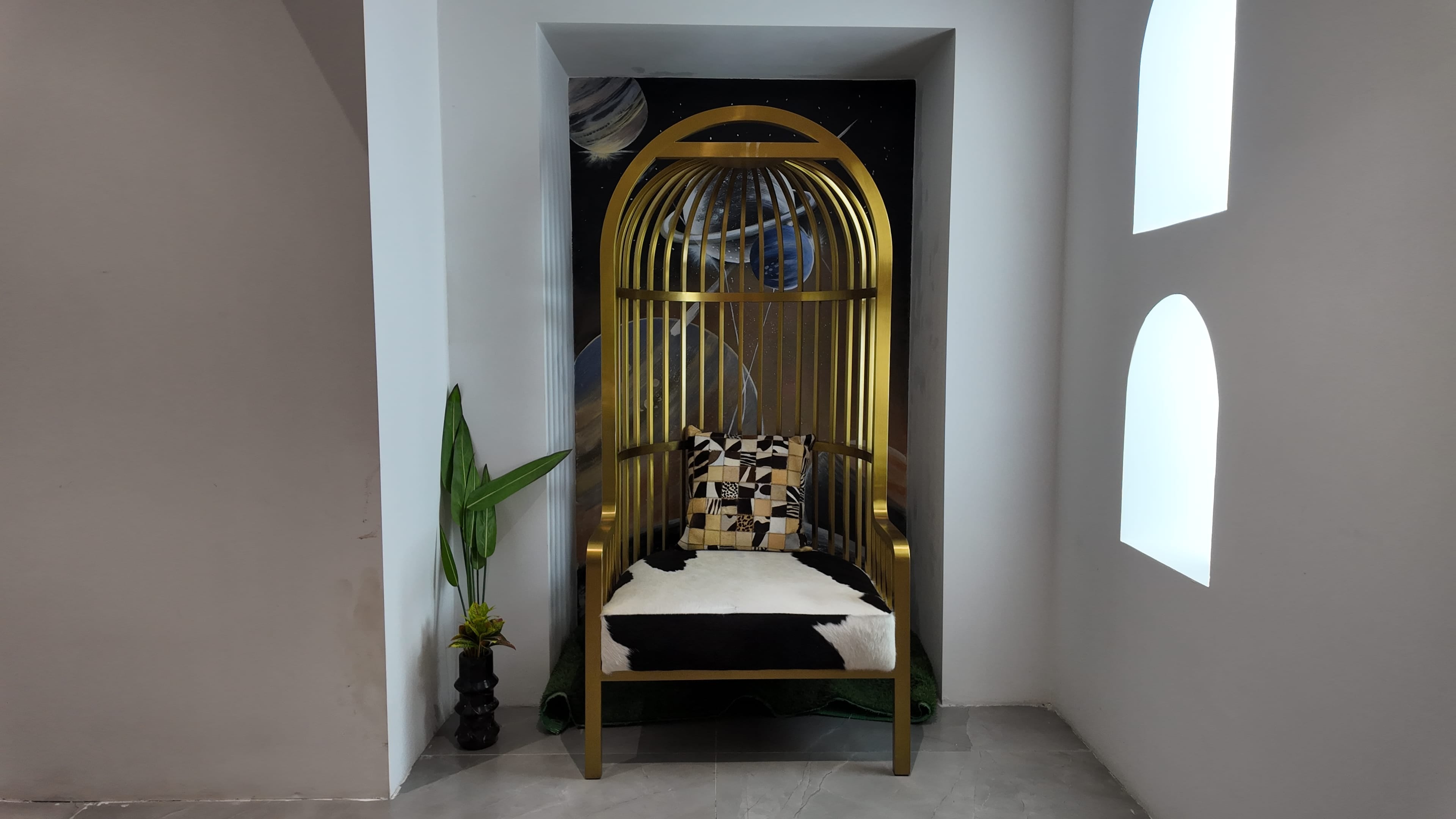 Fauteuil Cage en métal doré et peau de vache – Cage Galactique