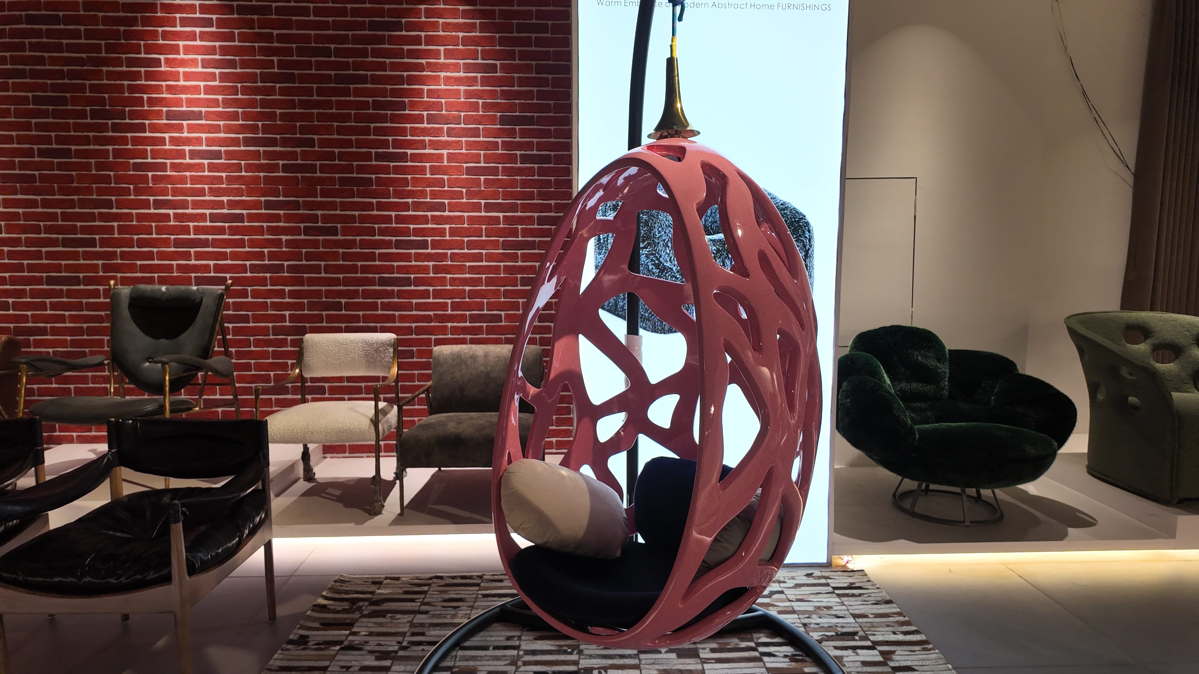 Fauteuil suspendu en résine ajourée rose corail – Galaxy