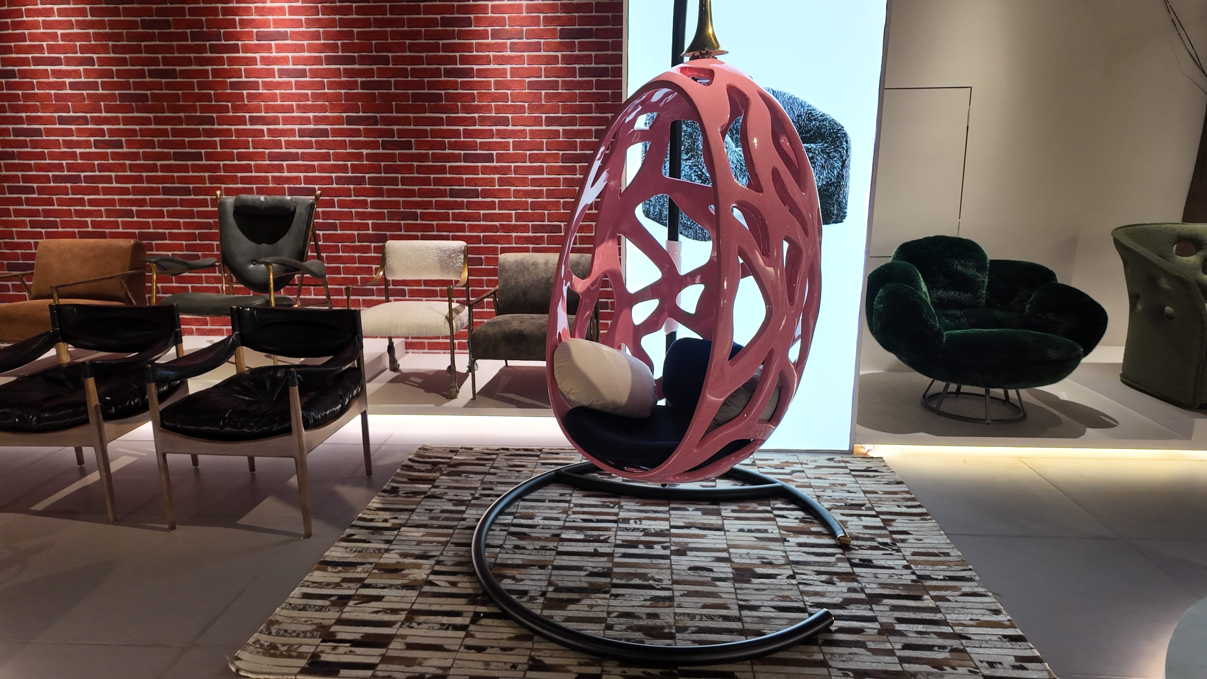 Fauteuil suspendu en résine ajourée rose corail – Galaxy