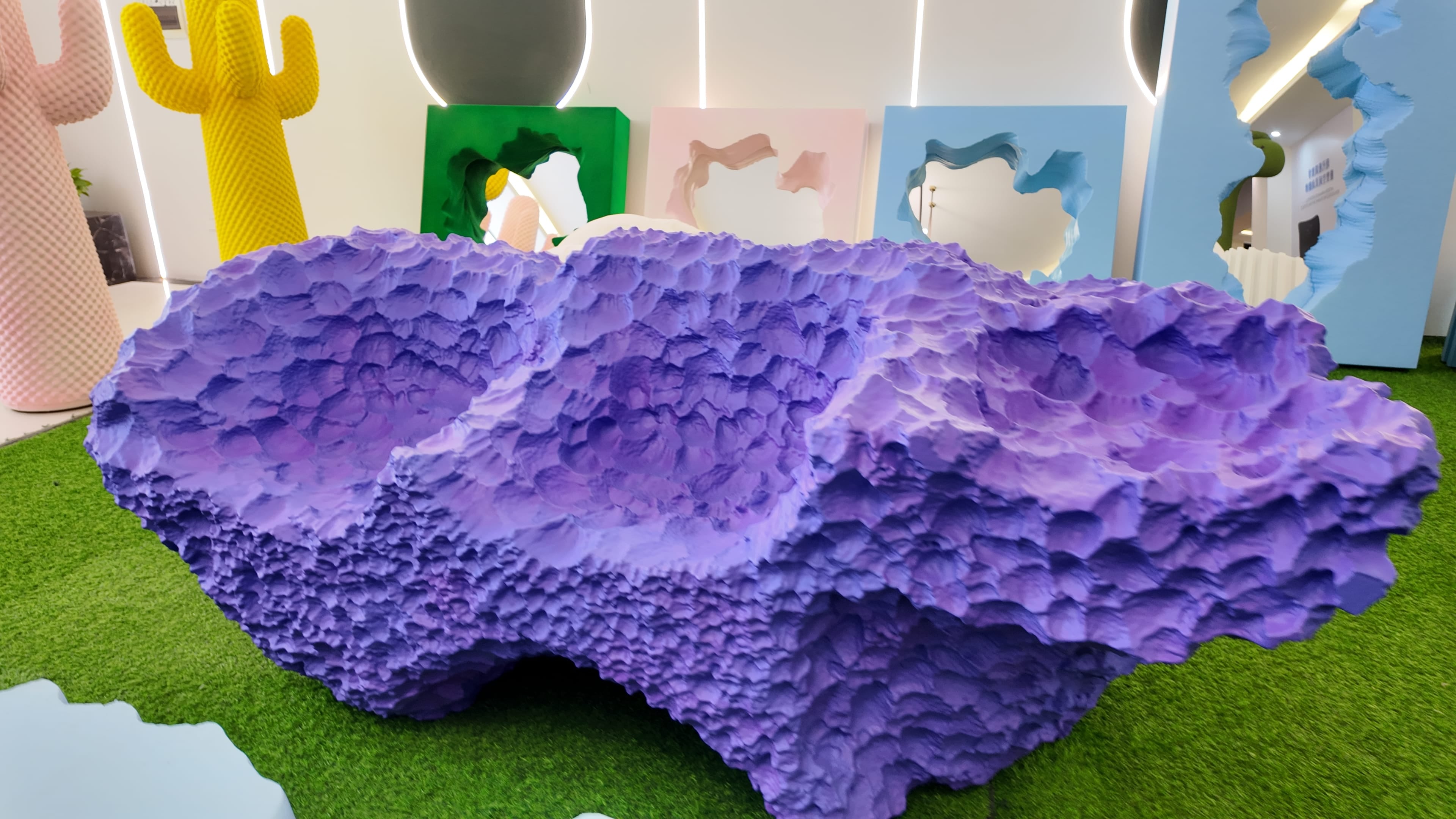Sculptural purple bench & blue table – Sculptural Collection
