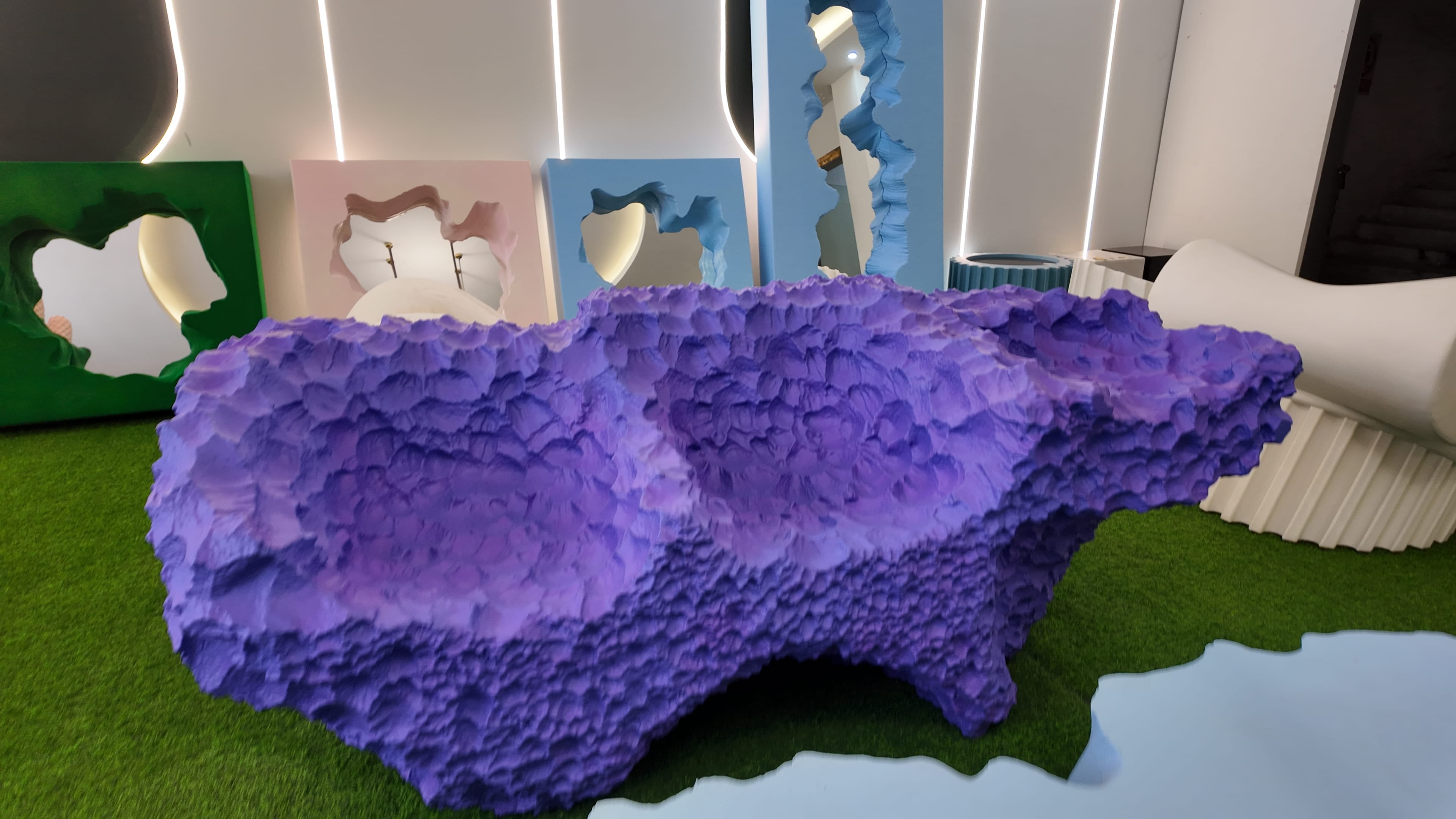 Sculptural purple bench & blue table – Sculptural Collection