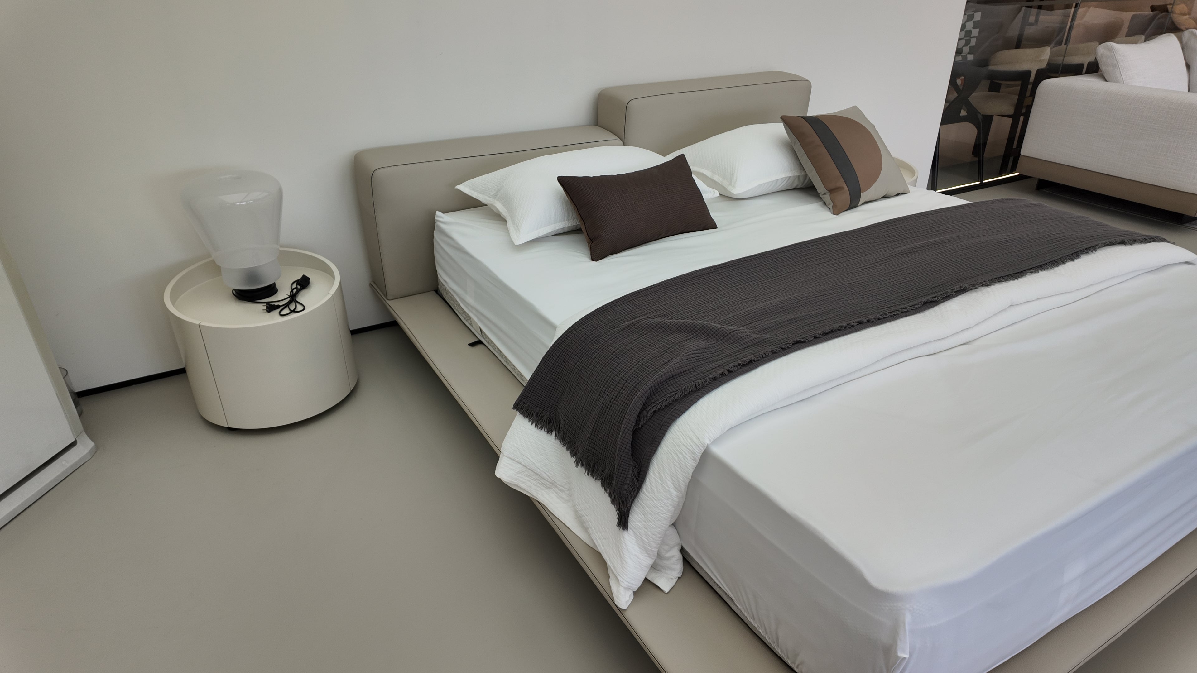 Lit capitonné en simili cuir beige – Opulence Tactile