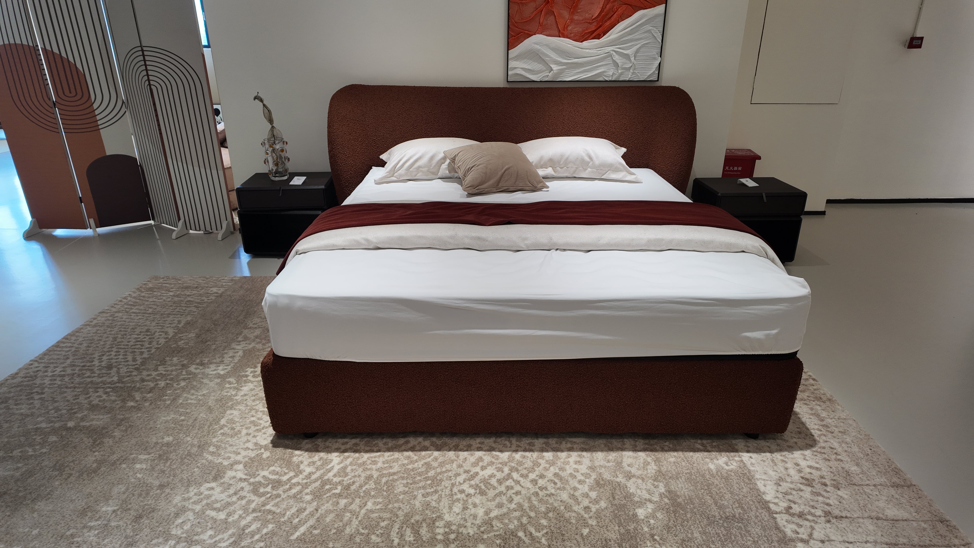 Cama tapizada marrón – Colección Opulencia Táctil