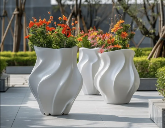 Jardinière boule en résine blanche mate – Collection ORGA