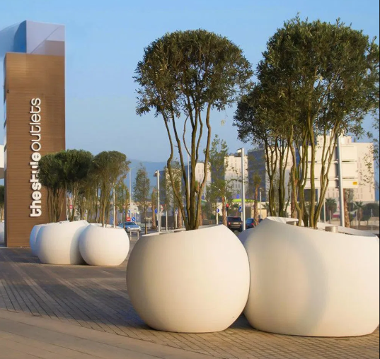 Jardinière boule en résine blanche mate – Collection ORGA