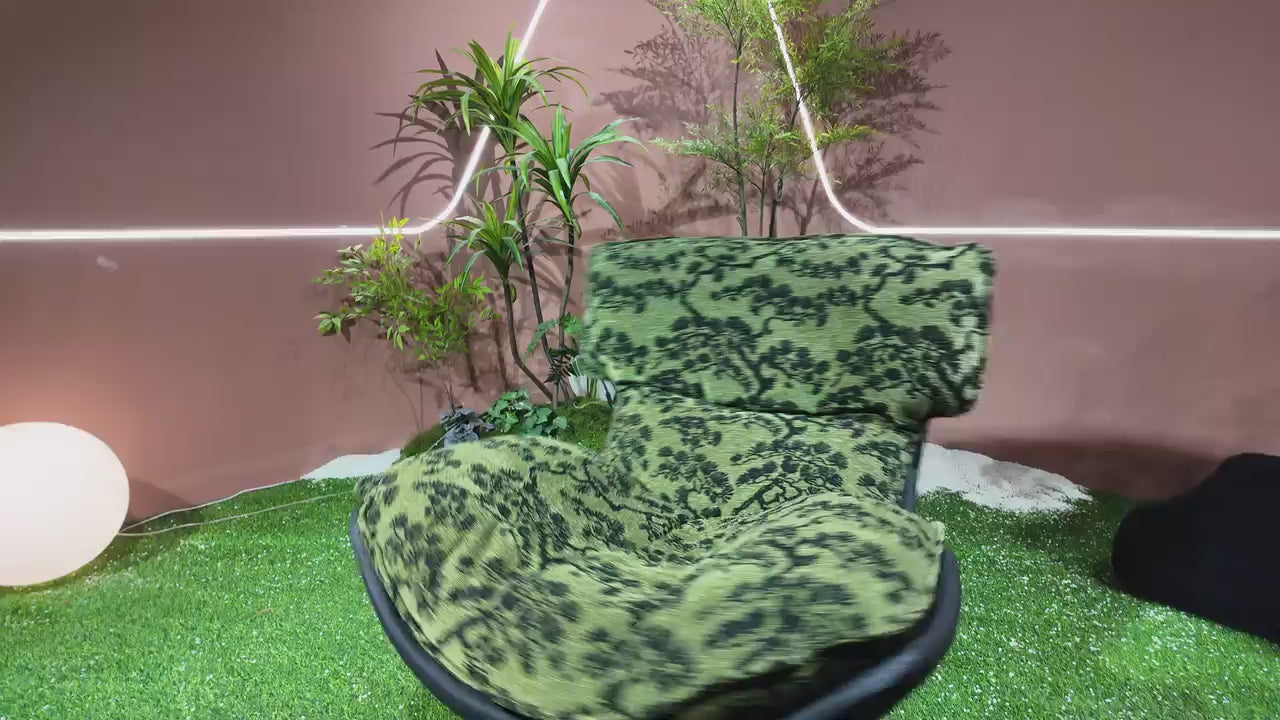 Fauteuil lounge coque en similicuir noir tressé et coussins velours jacquard motif jungle – Jungle Pop