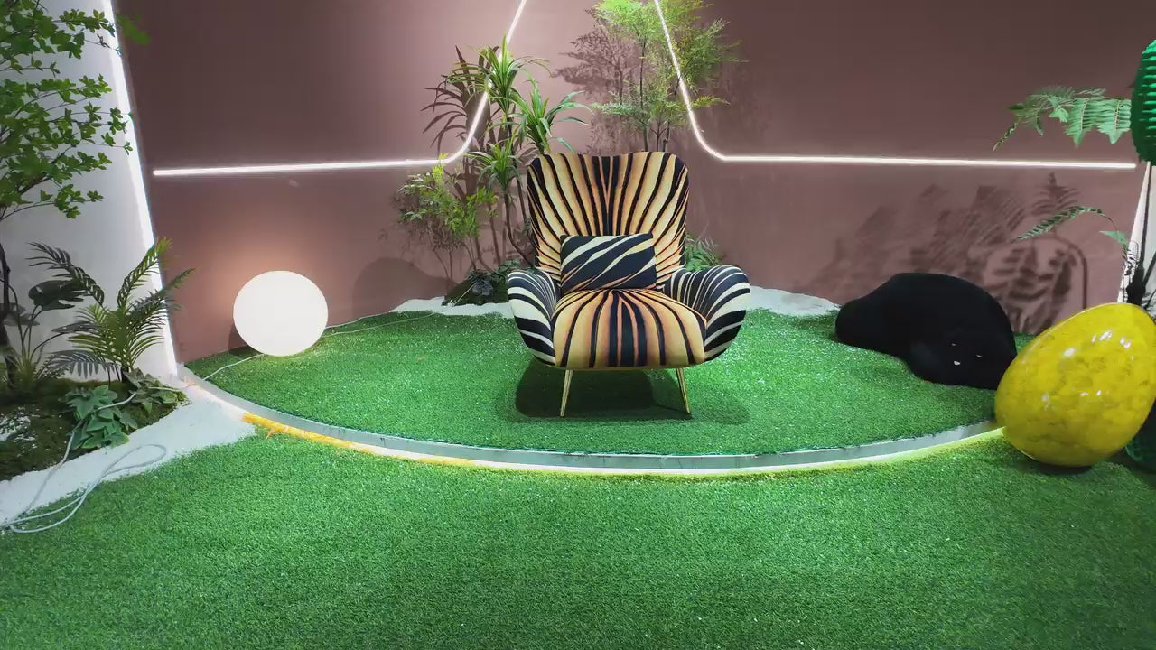 Fauteuil lounge motif zébré doré et velours moutarde – Zebra Or