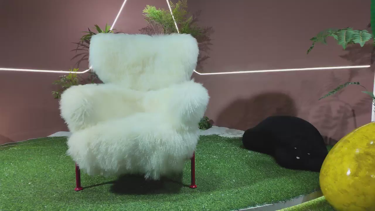 Fauteuil en fourrure longs poils blanche et piètement rouge – Mouton Rouge