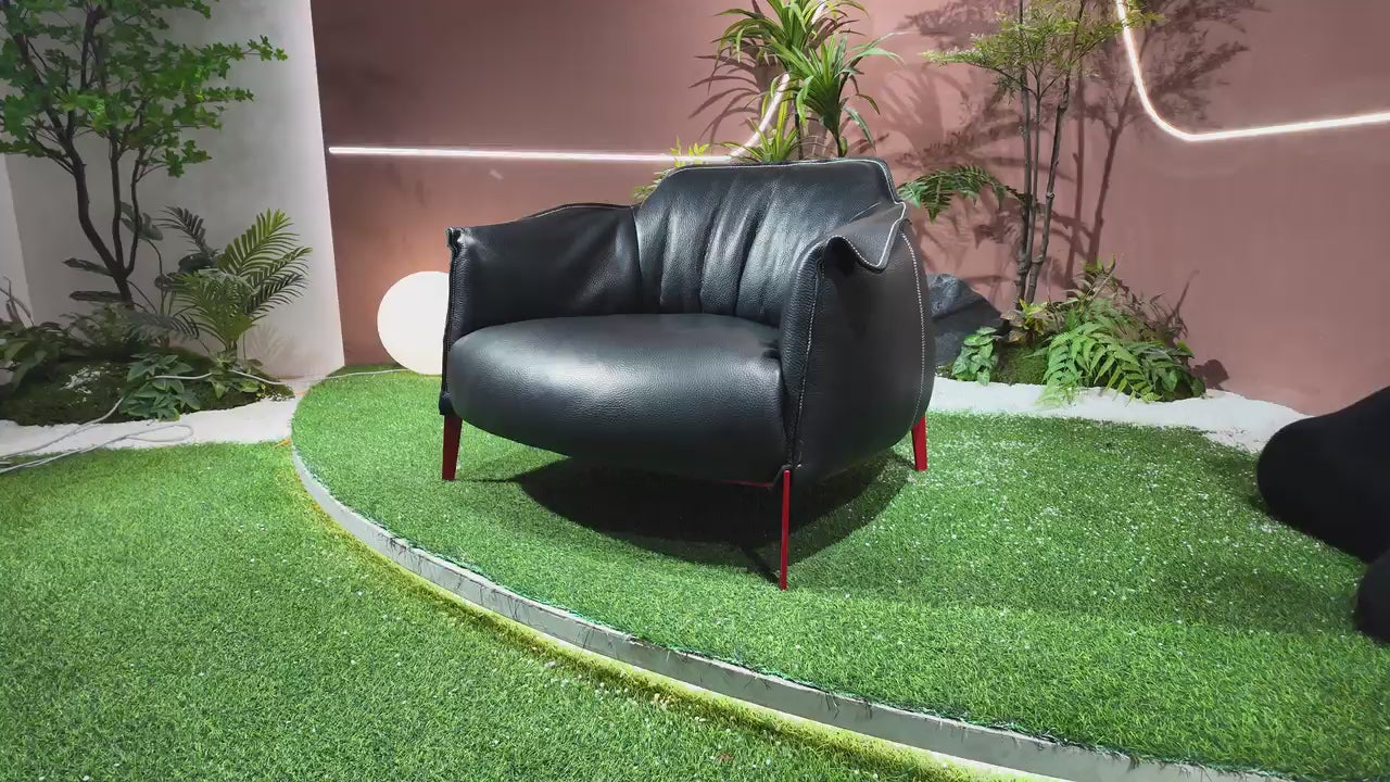 Fauteuil ARCHIBALD en cuir grainé noir à piètement acier laqué rouge