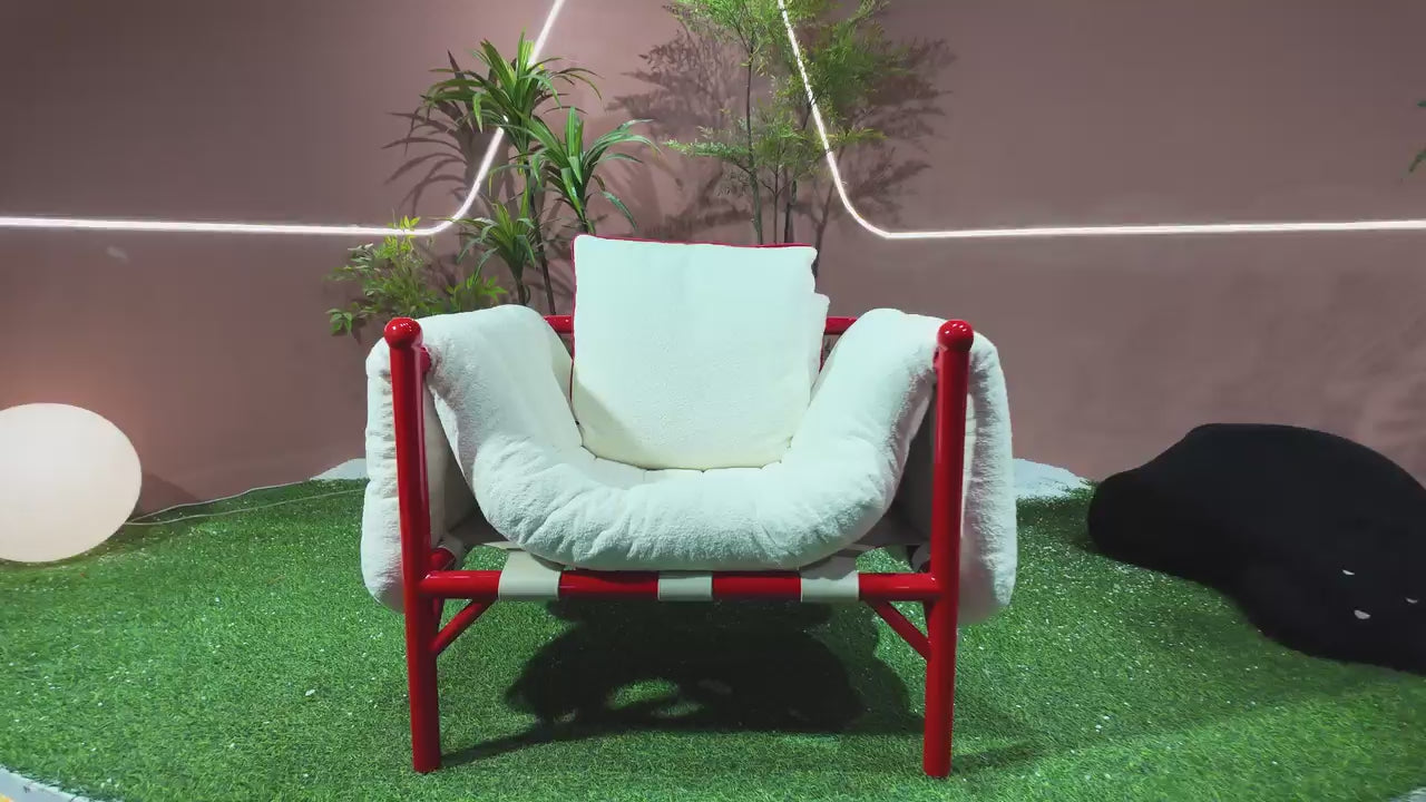 Fauteuil design en tissu bouclé et structure tubulaire laquée rouge – Détente