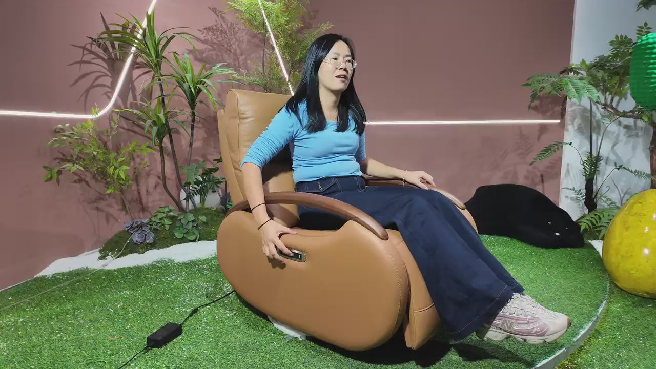 Fauteuil relax en cuir camel et accoudoirs bois courbé – Nutwood Relax