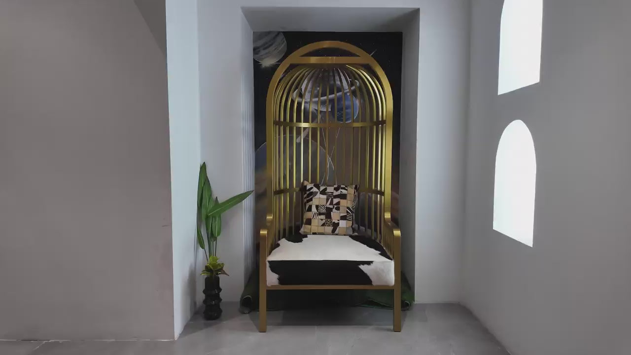 Fauteuil Cage en métal doré et peau de vache – Cage Galactique