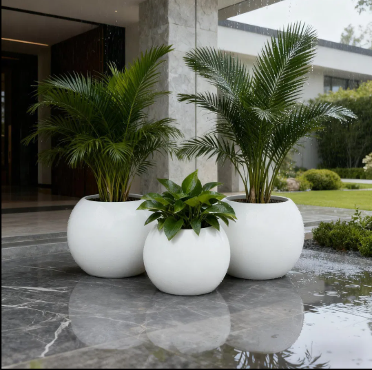 Jardinière boule en résine blanche mate – Collection ORGA